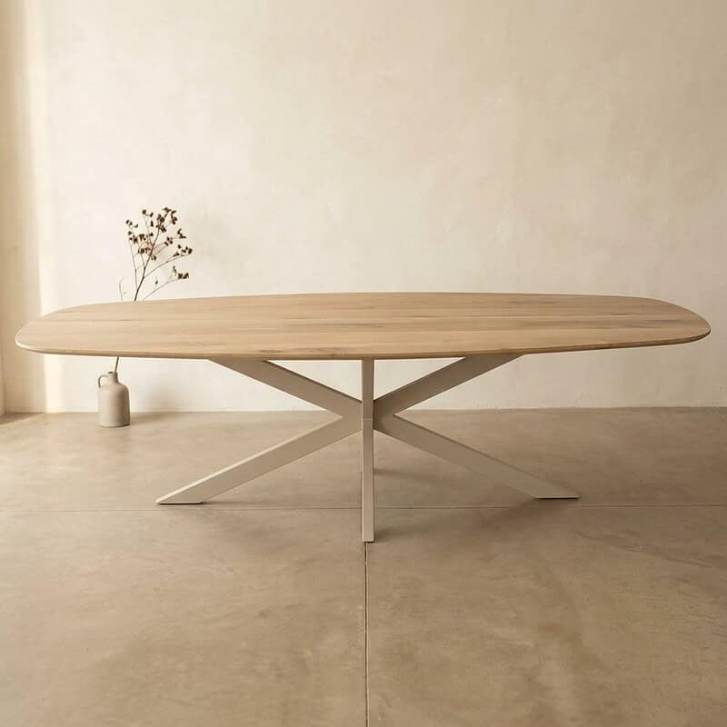 Moderne massief houten eettafel met X-vormige metalen poten, strak en minimalistisch design, perfect voor een eigentijdse eetkamer of woonruimte.