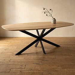 Moderne eettafel met houten blad en zwart metalen onderstel, perfect voor een eigentijdse eetkamer of woonruimte.