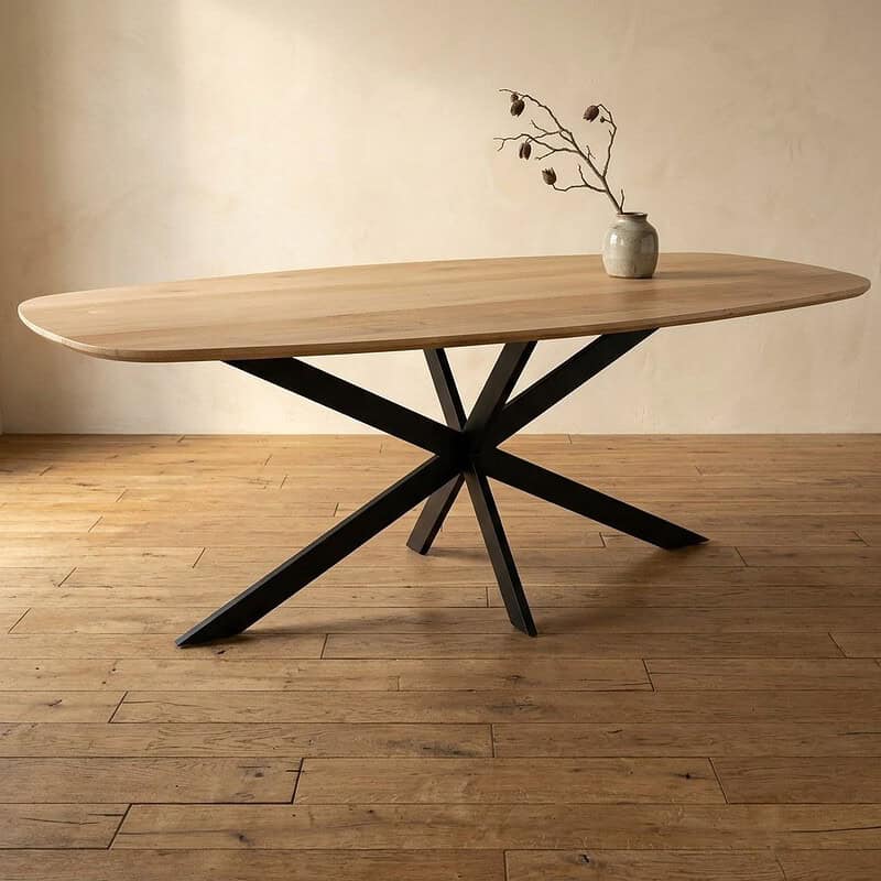 Moderne eettafel met houten blad en zwart metalen onderstel, perfect voor een eigentijdse eetkamer of woonruimte.