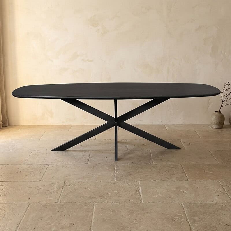 Moderne zwarte eettafel met uniek kruisvormig onderstel, perfect voor een stijlvolle eetkamer of vergaderruimte. Gemaakt van hoogwaardig hout en met een strak, minimalistisch ontwerp.