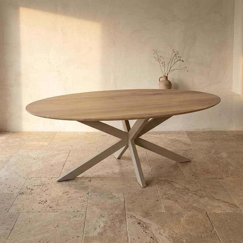 Moderne houten eettafel met uniek onderstel, perfect voor een stijlvolle eetkamer of woonruimte. Gemaakt door Mokana Meubelen, combineert functionaliteit met elegant design.