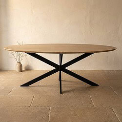 Moderne houten eettafel met zwart metalen onderstel, perfect voor een eigentijdse eetkamer of woonkamer, gecombineerd met minimalistisch design en natuurlijke materialen.