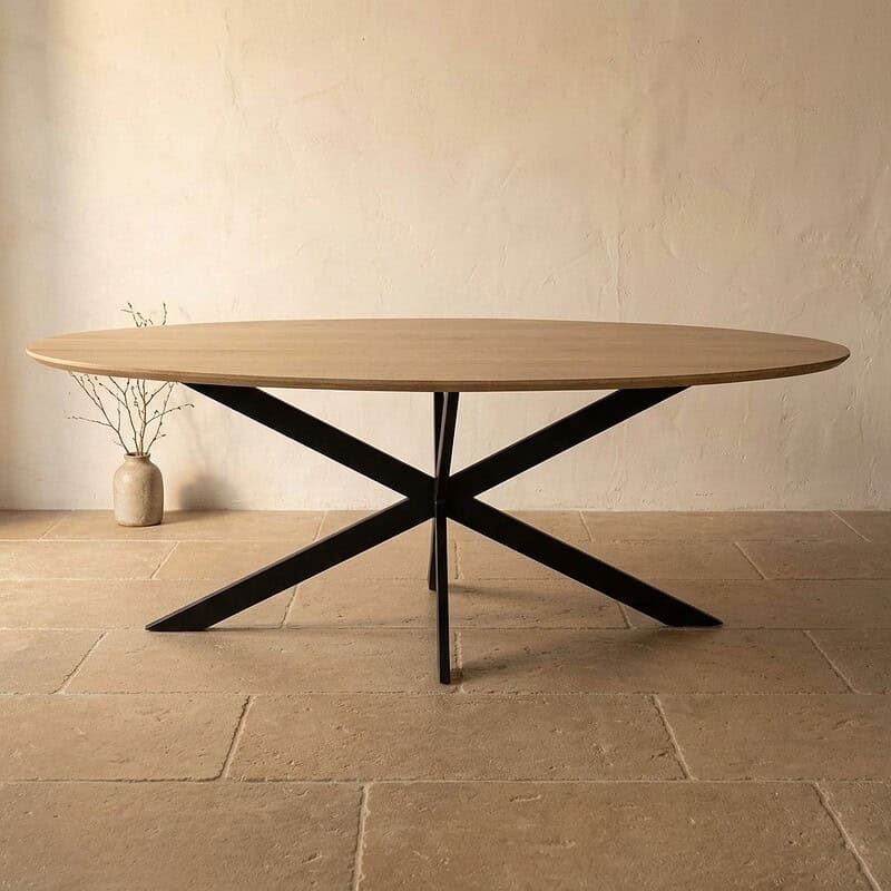 Moderne houten eettafel met zwart metalen onderstel, perfect voor een eigentijdse eetkamer of woonkamer, gecombineerd met minimalistisch design en natuurlijke materialen.