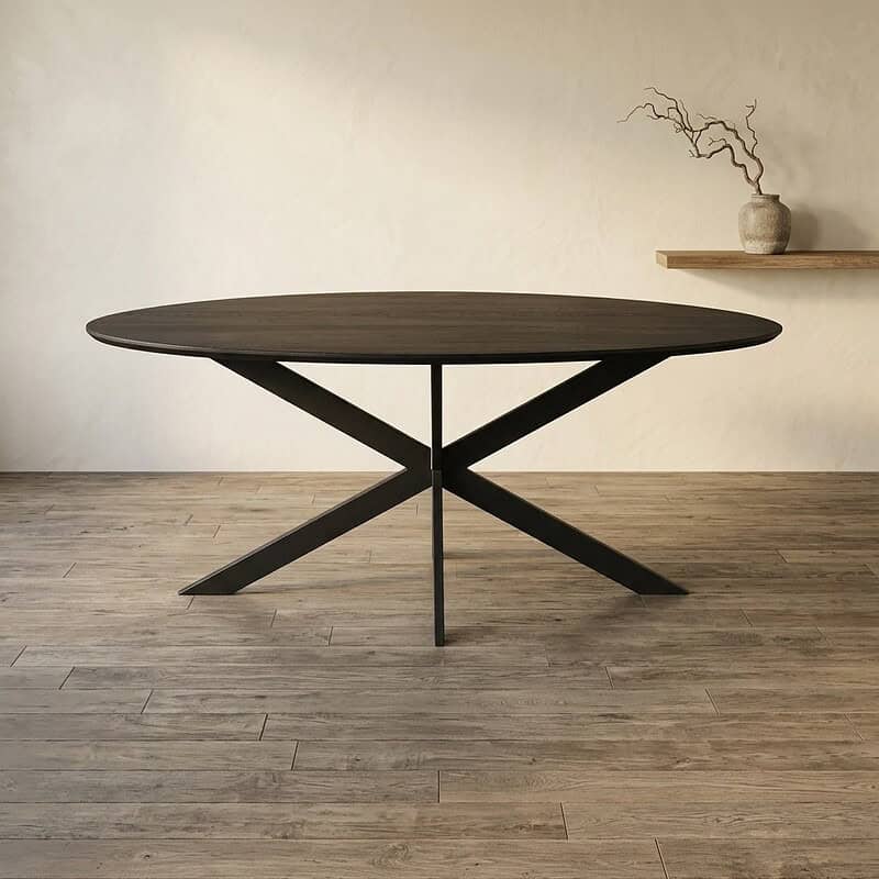 Moderne eettafel met zwart houten blad en unieke X-vormige onderstel, perfect voor een eigentijdse eetkamer of woonruimte.