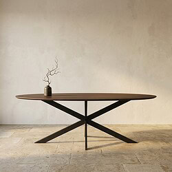 Moderne eettafel met houten blad en zwart metalen onderstel, geschikt voor eetkamers en woonruimtes.
