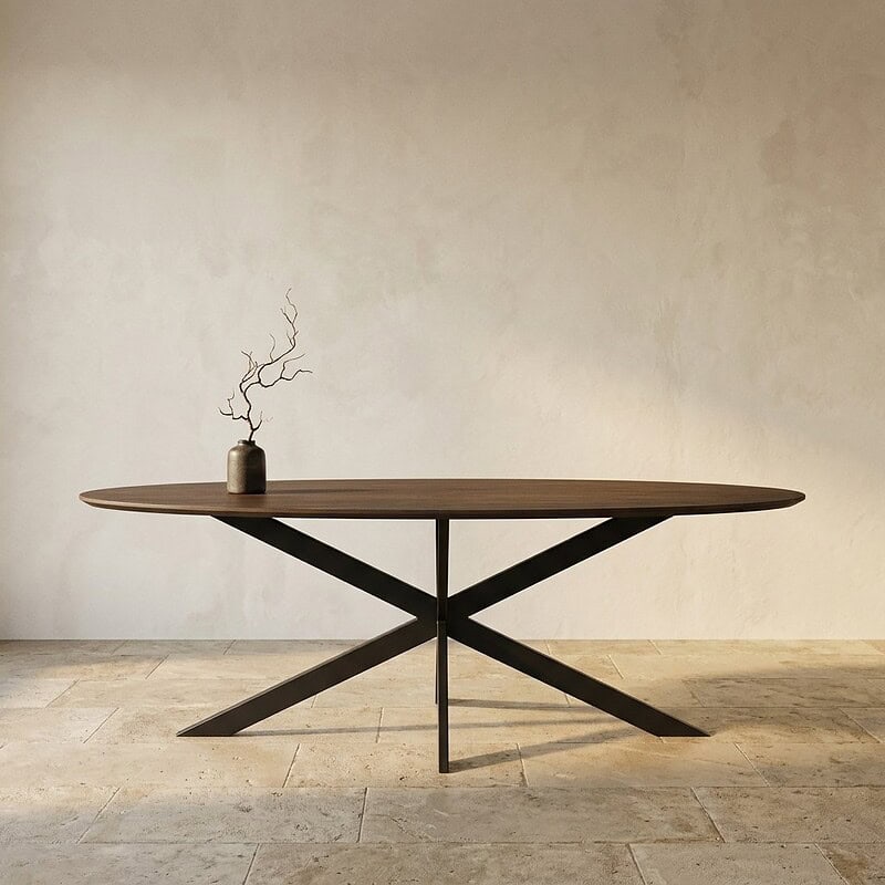 Moderne eettafel met houten blad en zwart metalen onderstel, geschikt voor eetkamers en woonruimtes.