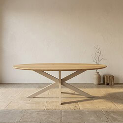 Moderne houten eettafel met X-vormige basis, perfect voor een eigentijdse eetkamer of keuken, gemaakt door Mokana Meubelen.