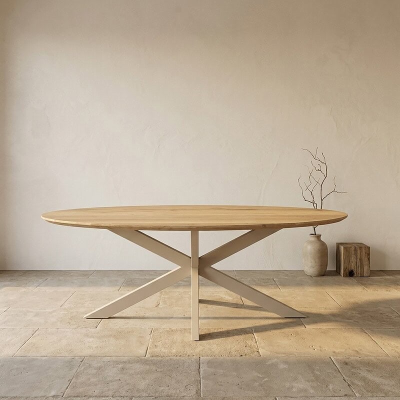 Moderne houten eettafel met X-vormige basis, perfect voor een eigentijdse eetkamer of keuken, gemaakt door Mokana Meubelen.
