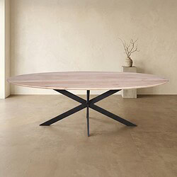 Moderne eettafel met licht houten blad en zwart metalen onderstel, geschikt voor een eigentijdse eetkamer of woonruimte.