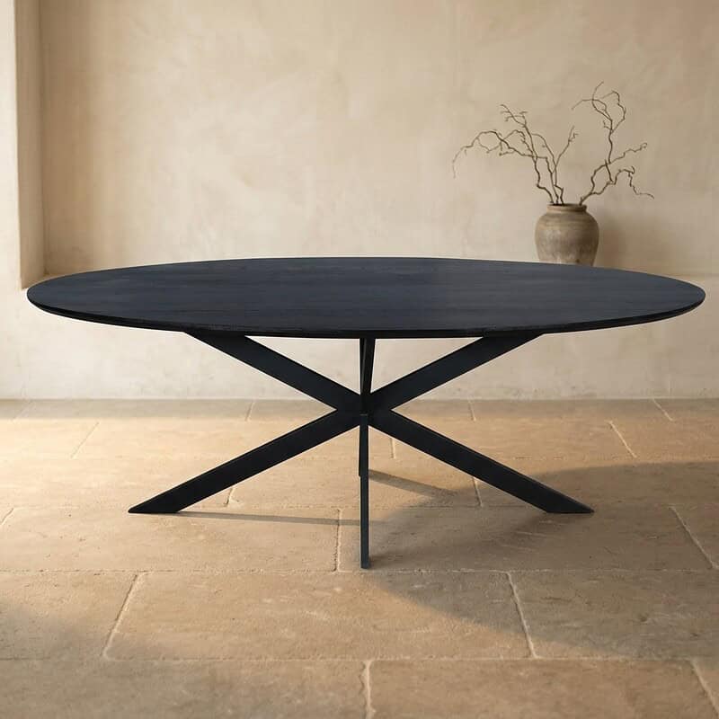 Moderne houten eettafel met zwart afgewerkt blad en unieke X-vormige poten, perfect voor een stijlvolle eetkamer of vergaderruimte.