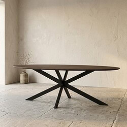 Moderne eettafel met houten blad en zwart metalen onderstel, perfect voor een eigentijdse eetkamer of woonruimte.