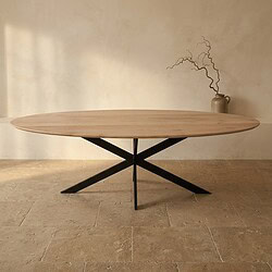Moderne eettafel van massief hout met zwart metalen onderstel, perfect voor een stijlvolle eetkamer of woonruimte. Duurzaam en elegant design voor elke interieurstijl.