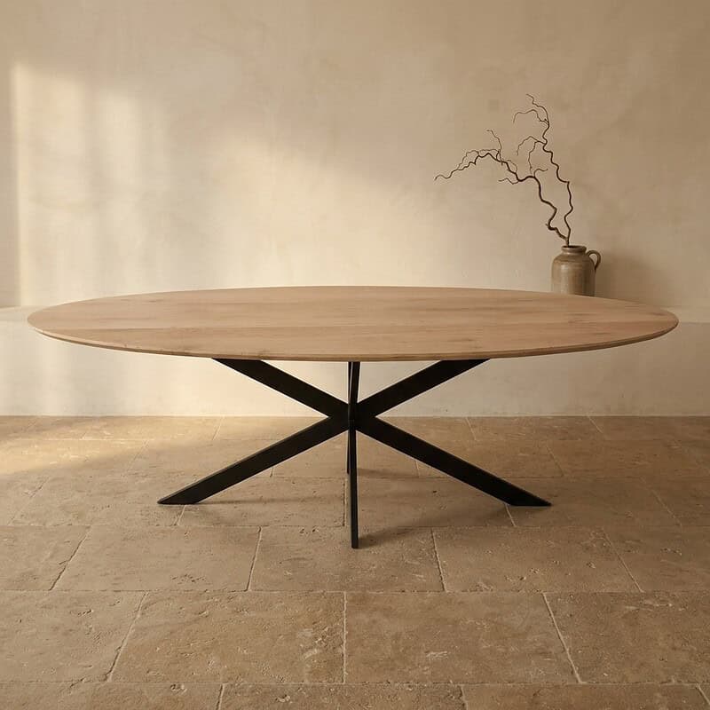 Moderne eettafel van massief hout met zwart metalen onderstel, perfect voor een stijlvolle eetkamer of woonruimte. Duurzaam en elegant design voor elke interieurstijl.