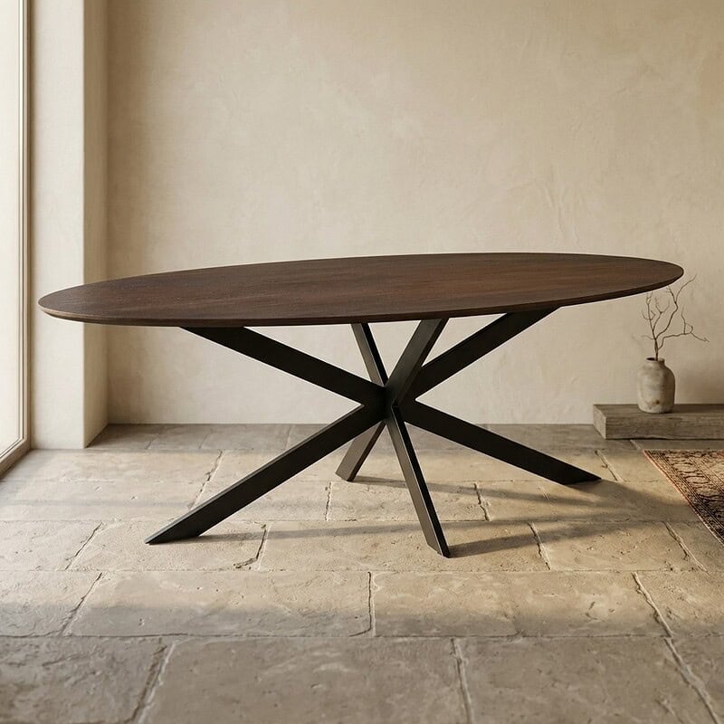 Moderne eettafel met houten blad en zwart metalen onderstel, perfect voor een eigentijdse eetkamer of woonruimte.