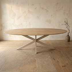 Moderne eettafel met houten blad en unieke X-vormige basis, perfect voor een stijlvolle eetkamer of woonruimte. Gemaakt van hoogwaardig hout en design, combineert functionaliteit met elegantie.