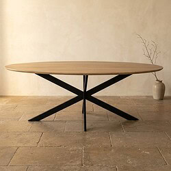 Moderne eettafel met houten blad en zwart metalen onderstel, perfect voor een eigentijdse eetkamer of woonruimte. Duurzaam en stijlvol design voor dagelijks gebruik.