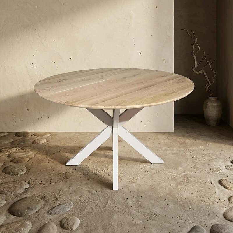 Moderne massief houten eettafel met wit onderstel, perfect voor een stijlvolle eetkamer of woonkamer, gecombineerd met natuurlijke en minimalistische interieurstijlen.