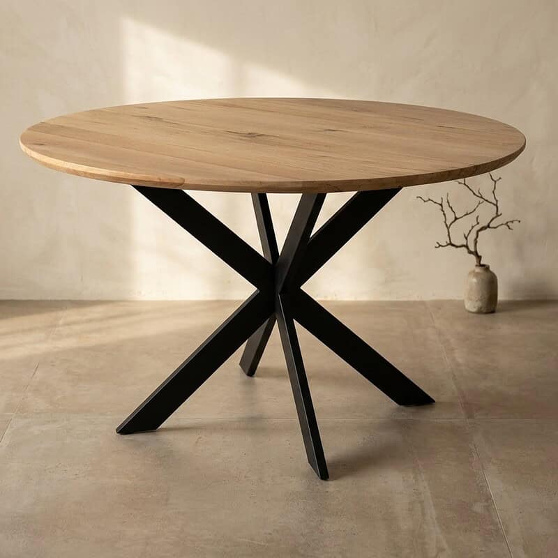 Moderne eettafel met houten blad en zwart metalen onderstel, perfect voor een stijlvolle eetkamer of woonkamer.