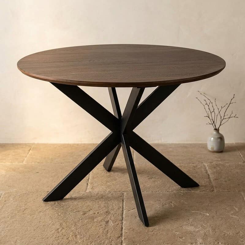 Moderne houten eettafel met zwart onderstel, perfect voor een stijlvolle eetkamer of woonkamer, gemaakt door Mokana Meubelen.