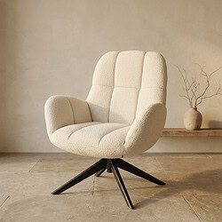 Comfortabele houten draaifauteuil met zachte bekleding en moderne Scandinavische stijl, perfect voor woonkamer of kantoor.
