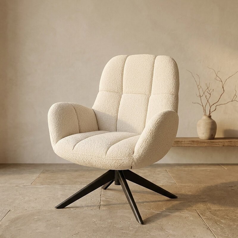 Comfortabele houten draaifauteuil met zachte bekleding en moderne Scandinavische stijl, perfect voor woonkamer of kantoor.
