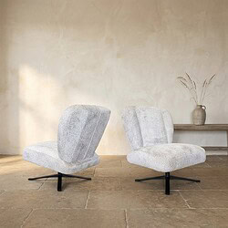 Twee moderne loungestoelen in lichte stof, geschikt voor een stijlvolle woonkamer of lounge. Perfect voor comfort en design, gemaakt door Mokana Meubelen.