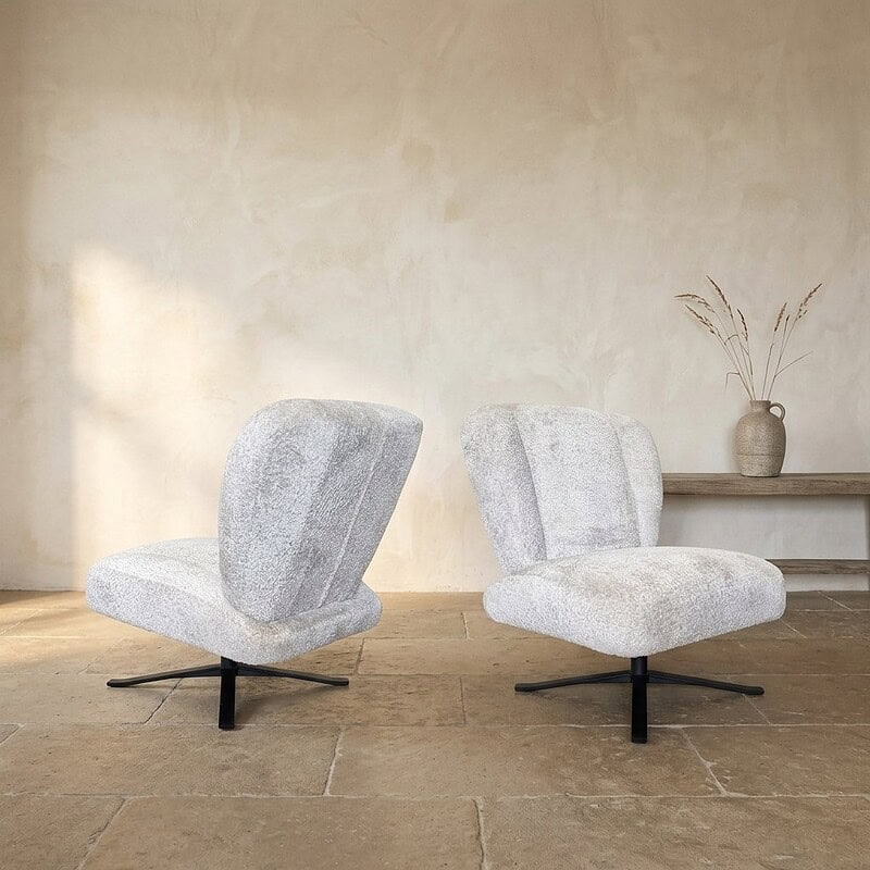 Twee moderne loungestoelen in lichte stof, geschikt voor een stijlvolle woonkamer of lounge. Perfect voor comfort en design, gemaakt door Mokana Meubelen.