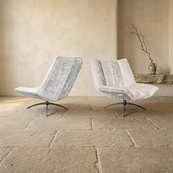 Moderne lounge fauteuils met zachte bekleding en metalen pootjes, ideaal voor een stijlvolle en comfortabele zithoek in een modern interieur.
