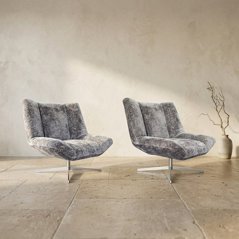 Moderne grijze bankenstoel met zachte bekleding en metalen voet, geschikt voor woonkamer of kantoor, elegant en comfortabel design.