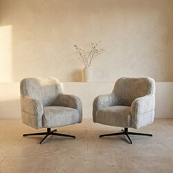 Comfortabele moderne fauteuils voor een stijlvolle woonkamer, afgewerkt met zachte stoffen en een eigentijds ontwerp. Perfect voor een gezellige en chique zithoek in huis.