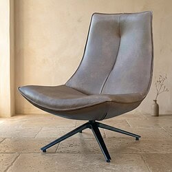 Moderne leren lounge fauteuil met comfortabele zitting en stijlvolle uitstraling, perfect voor een eigentijdse woonkamer of kantoorruimte.
