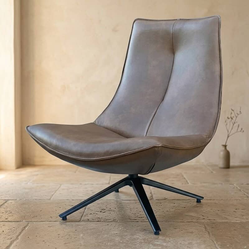 Moderne leren lounge fauteuil met comfortabele zitting en stijlvolle uitstraling, perfect voor een eigentijdse woonkamer of kantoorruimte.