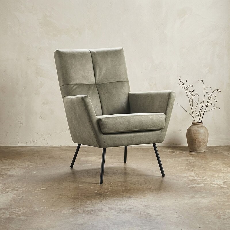 Moderner grauer Sessel mit hoher Rückenlehne und schlanken schwarzen Beinen, perfekt für ein stilvolles Wohnzimmer oder einen Büroraum.