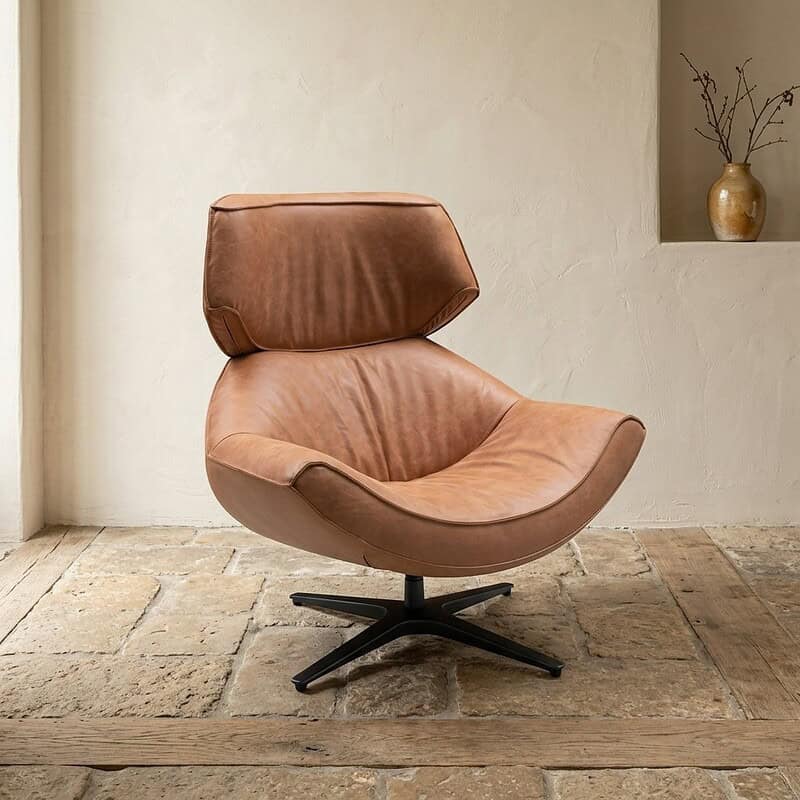 Luxe lounge fauteuil van gerecycled leer met verstelbare rugleuning, perfect voor moderne woonruimtes en duurzame interieurstijl.
