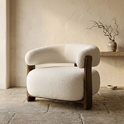 Luxe moderne fauteuil met zachte, wollige bekleding en houten frame, perfect voor een stijlvolle woonkamer of lounge. Ontdek de elegante en comfortabele meubelstukken van Mokana Meubelen.