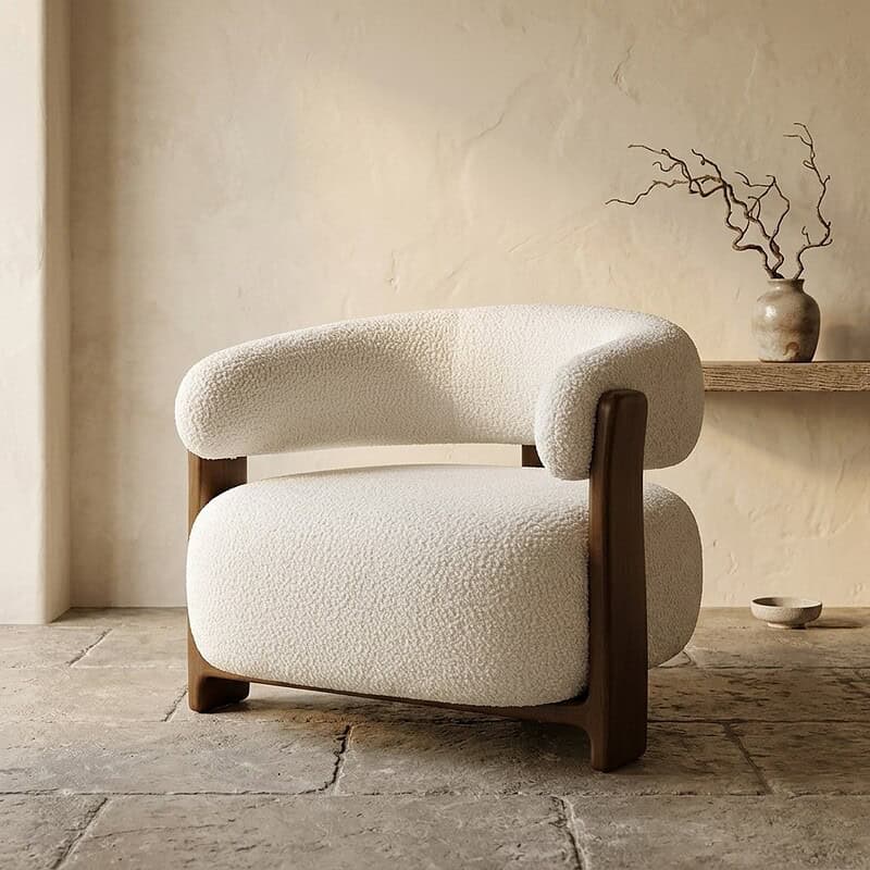 Luxe moderne fauteuil met zachte, wollige bekleding en houten frame, perfect voor een stijlvolle woonkamer of lounge. Ontdek de elegante en comfortabele meubelstukken van Mokana Meubelen.