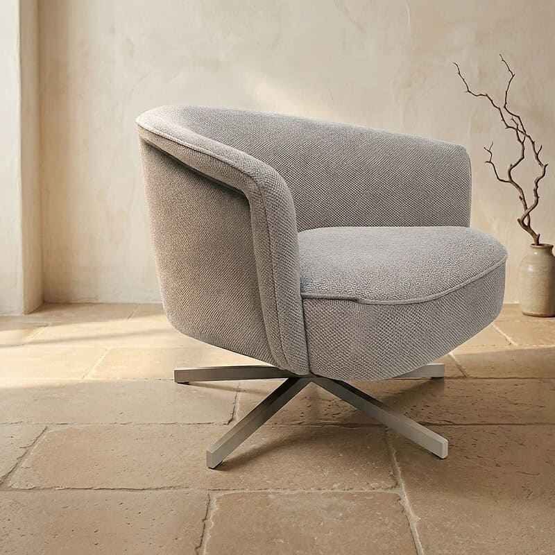Moderne grijze lounge stoel met comfortabele bekleding en stijlvolle ontwerp, perfect voor een eigentijdse woonkamer of kantoorruimte.
