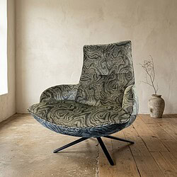 Moderne gestoffeerde lounge fauteuil met uniek patroon en comfortabele zitting.