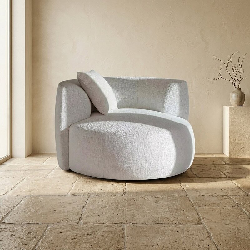 Moderne witte fauteuil met uniek ontwerp en comfortabele uitstraling, perfect voor een stijlvolle woonkamer of lounge. Gemaakt door Mokana Meubelen, bekend om hoogwaardige en designmeubels.