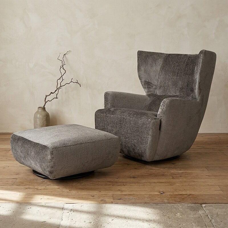 Moderne grijze lounge stoel met bijpassende ottoman, perfect voor een stijlvolle en comfortabele zithoek. Gemaakt van hoogwaardig materiaal, ideaal voor een modern interieur.
