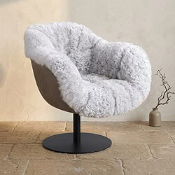 Comfortabele relaxstoel met fluffy fleece bekleding en moderne zwarte voet, ideaal voor gezellige zithoek of lounge. Perfect voor ontspanning en stijl in elk interieur.