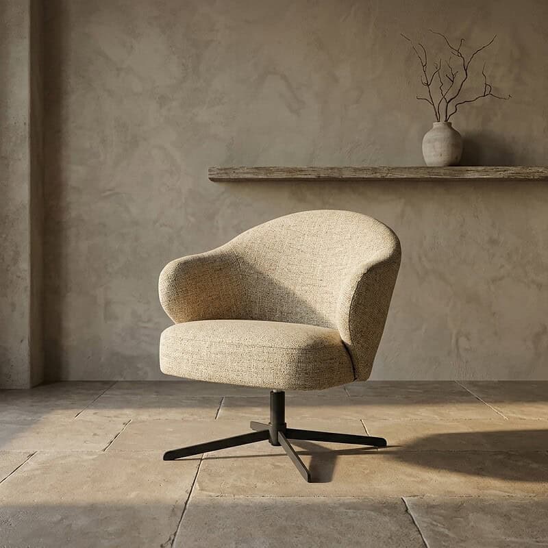 Moderne beige lounge stoel met comfortabele bekleding en zwarte onderstel, geplaatst in een minimalistische interieurruimte.