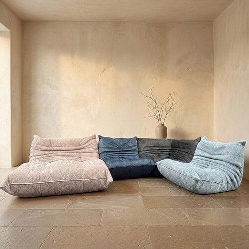 Bank van comfortabele, moderne zitzakken in verschillende kleuren. Moderne zitzakken in diverse kleuren voor een gezellige en comfortabele zithoek.