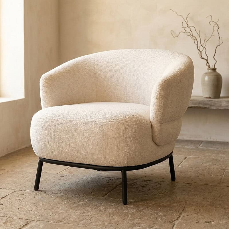 Luxuriöser Loungesessel von Mokana mit weichem, cremefarbenem Bezug und schwarzen Holzbeinen – perfekt für eine stilvolle und gemütliche Sitzecke.