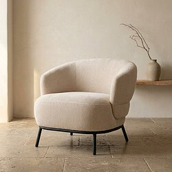 Moderne beige fauteuil met zwarte poten, perfect voor een stijlvolle woonkamer of zithoek.