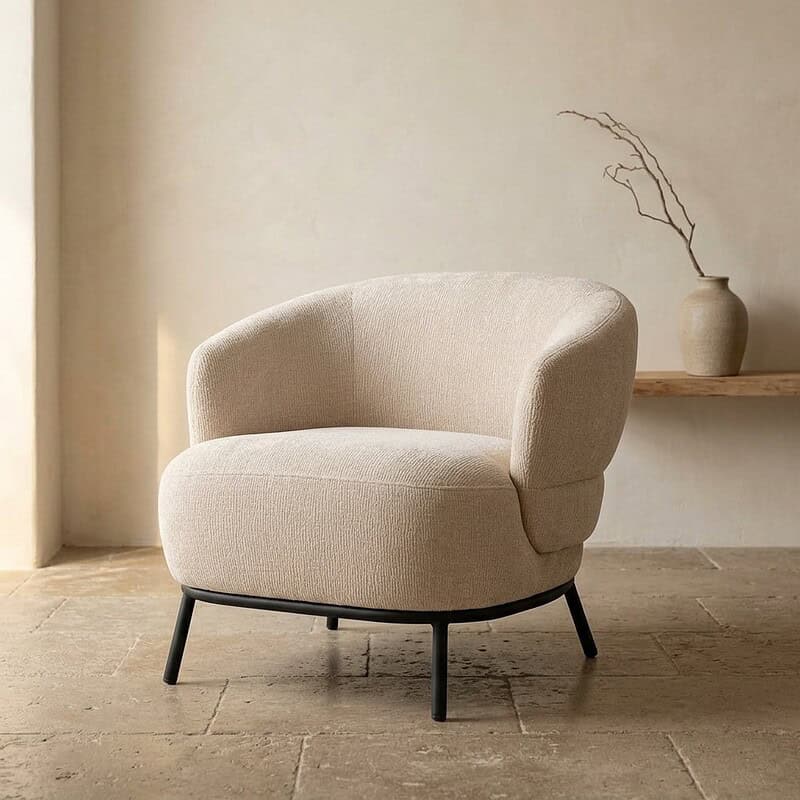 Moderne beige fauteuil met zwarte poten, perfect voor een stijlvolle woonkamer of zithoek.