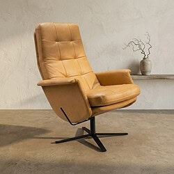 Luxe leren relaxfauteuil in caramel kleur, perfect voor een stijlvolle en comfortabele zithoek, met een moderne uitstraling en ergonomisch ontwerp.