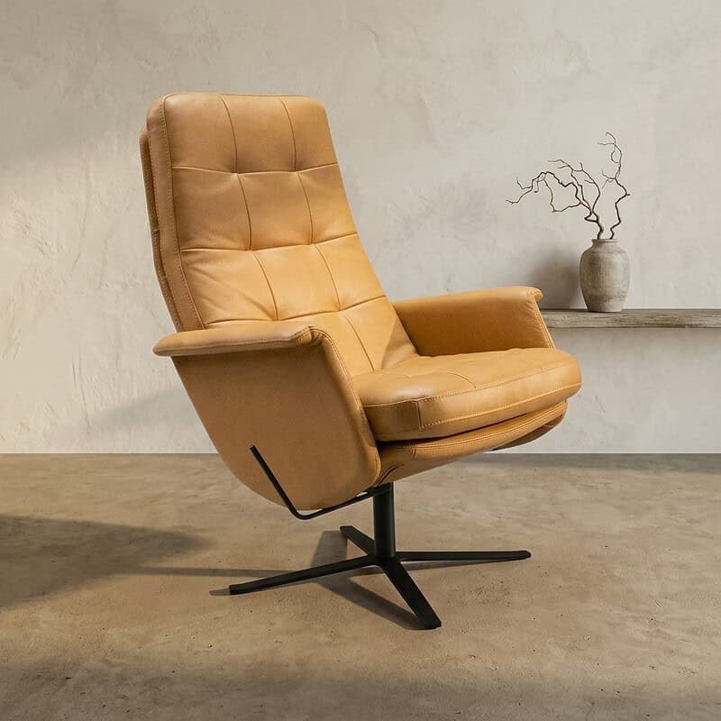Luxe leren relaxfauteuil in caramel kleur, perfect voor een stijlvolle en comfortabele zithoek, met een moderne uitstraling en ergonomisch ontwerp.