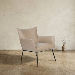 Bank fauteuil met beige bekleding en zwarte metalen poten, perfect voor een modern interieur.