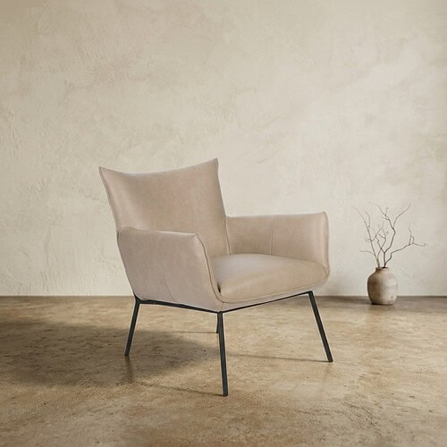 Bank fauteuil met beige bekleding en zwarte metalen poten, perfect voor een modern interieur.